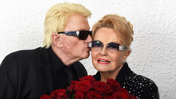 Der Volkssänger Heino und seine Frau Hannelore halten bei einem Fotoshooting im Historischen Kurhaus rote Rosen in den Händen. 