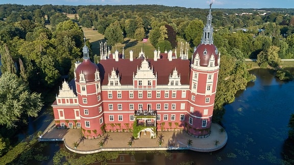 Luftaufnahme des Neuen Schlosses im Fürst-Pückler-Park Bad Muskau