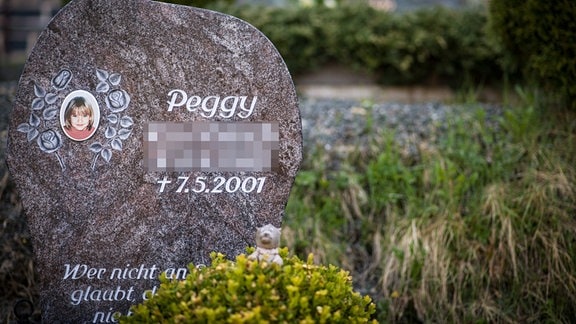Ein Gedenkstein mit dem Porträt des Mädchens Peggy auf dem Friedhof in Nordhalben (Bayern)