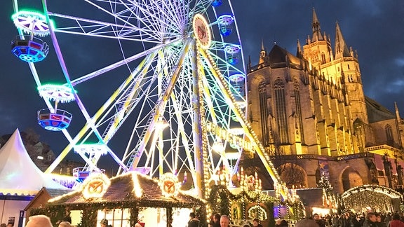 Der Erfurter Dom und ein Riesenrad sind weihnachtlich beleuchtet (2017).