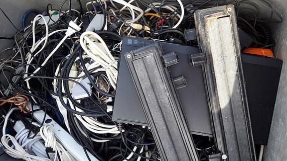 alte Kabel, Akkus und Notebooks liegen in einem Container