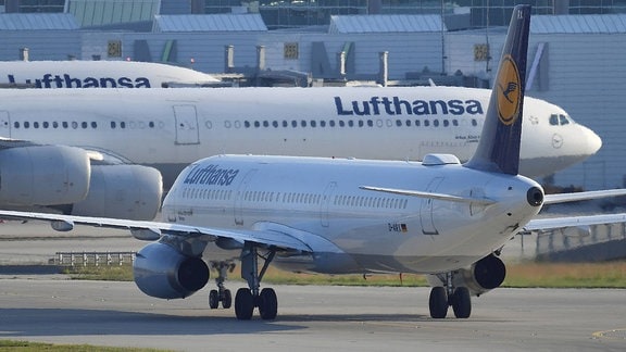 Lufthansa-Maschinen auf Rollfeld 