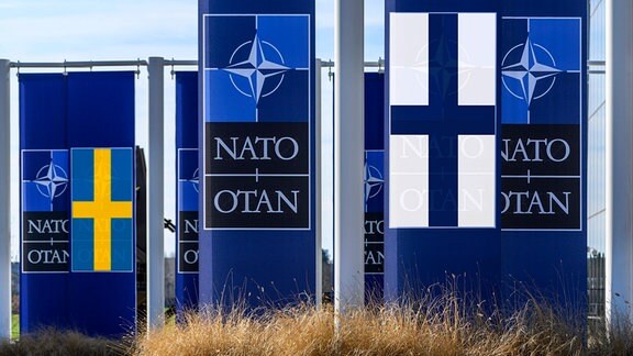 Fotomontage mit Flagge vor dem NATO Hauptquartier in Brüssel.