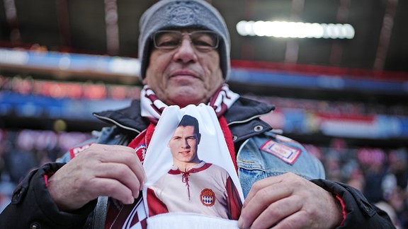 Hans Zimmermann, Beckenbauer Fan, zeigt seinen Schal mit einem Portrait von Beckenbauer vor der Trauerfeier für den verstorbenen Fußballstar und Trainer. 