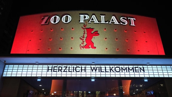 Der Eingang zu den Kinos im Zoo Palast mit Berlinale Bär und dem Schriftzug „Herzlich Willkommen“.
