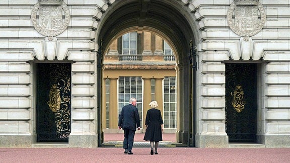 Großbritanniens König Charles III, links, und Camilla, die Queen Consort, gehen über den Vorplatz des Buckingham Palace,