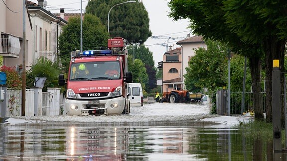 Die Feuerwehr im Einsatz während des Hochwassers. 