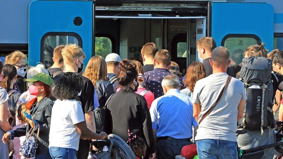 Zum Start des 9 Euro Tickets stürmten zahllose Reisenden die Züge.
