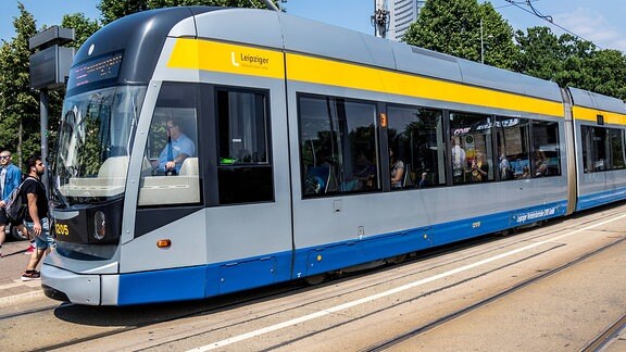 Eine Straßenbahn der Leipziger Verkehrsbetriebe (LVB) in der Innenstadt der Messestadt.