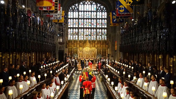 Der Sarg von Königin Elizabeth II. wird zur Beisetzung in die St. George's Chapel in Windsor Castle getragen.