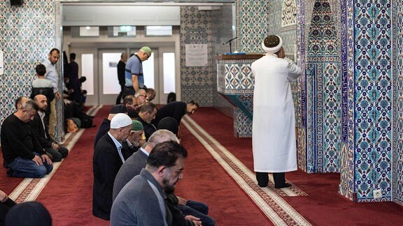 Männer beten anlässlich des Tages der offenen Moschee in der Centrum Moschee