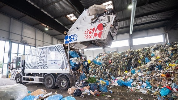 Ein Müllwagen kippt Restmüll in die Mechanische Abfallbehandlungsanlage auf der Mülldeponie 