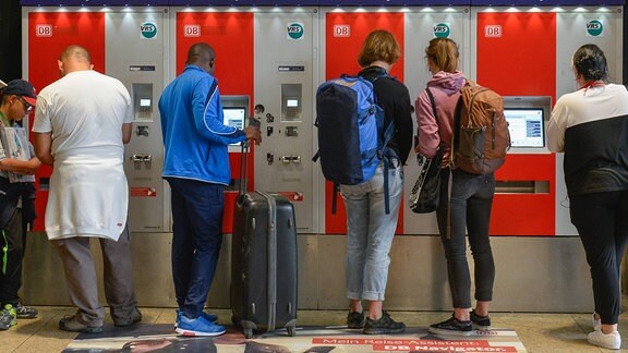 Menschen an Fahrkartenautomaten