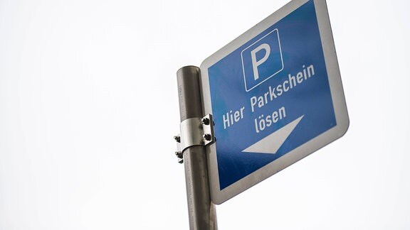 Ein Hinweisschild für Parkgebühren