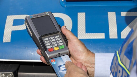 Mobiles EC-Karten Lesegerät zur Bezahlung von Strafmandaten, Knöllchen, bei einer Verkehrskontrolle