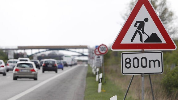 Ein Verkehrsschild weist 2014 auf eine Autobahnbaustelle hin.