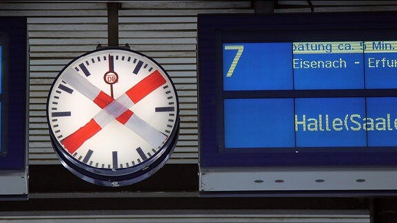 Anzeigetafel der Deutschen Bahn mit dem Hinweis auf eine Verspätung Richtung Halle.