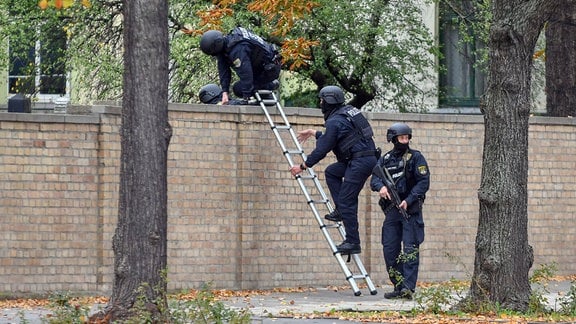 Schwer bewaffnete Polizeikräfte in Halle an der Saale