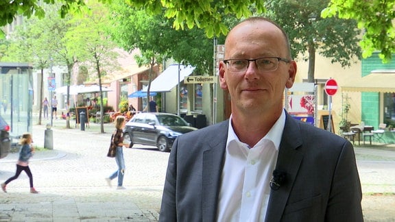 Sangerhausens Oberbürgermeister Sven Strauß mit Brille und Jacket.