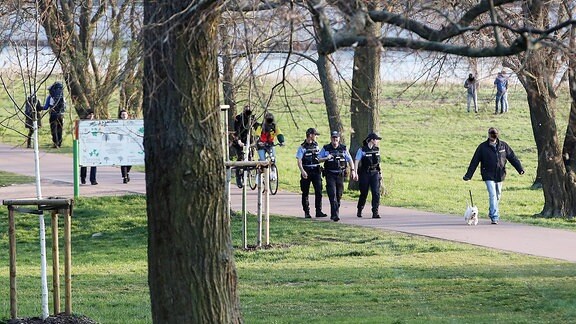 Im Stadtpark Rotehorn in Magdeburg ist am Samstagnachmittag Polizei zur Kontrolle unterwegs, um in Zeiten der Corona Krise die Verfügungen der Landesregierung zu kontrollieren