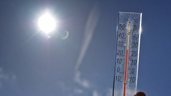 Ein Thermometer zeigt 27 Grad Celsius
