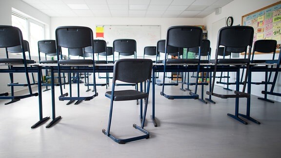 Stühle stehen in einem leeren Klassenzimmer