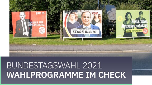 Wahlplakate Bundestagswahl 2021 mit Textbox "Wahlprogramme im Check – Bundestagswahl 2021".