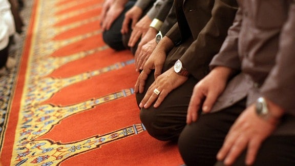 Gläubige Muslime beten 2010 im Gebetsraum eine Moschee