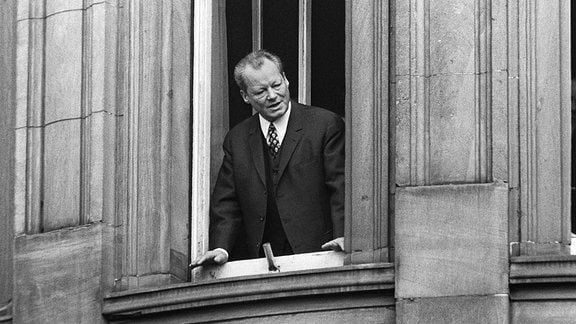 Willy Brandt blickt 1970 aus einem Fenster des Hotels Erfurter Hof.