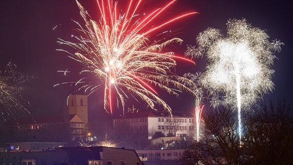 Feuerwerk umgibt den Petriturm in Nordhausen.
