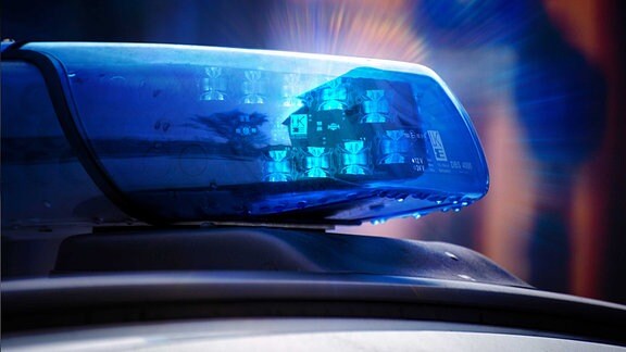 Symbolbild Polizeieinsatz: Nahaufnahme von einem Blaulicht an einem Polizeiauto 