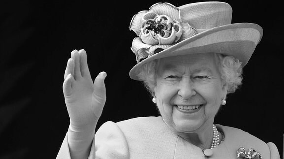 Queen Elizabeth II. mit Hut und Mantel