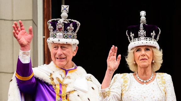 König Charles III. und Königin Camilla winken auf dem Balkon des Buckingham Palast nach ihrer Krönung in der Westminster Abbey, London. 