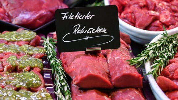 Frisches Fleisch, darunter Rehkeule, Rehrücken und Wildschweingulasch liegen in der Auslage einer Metzgerei.
