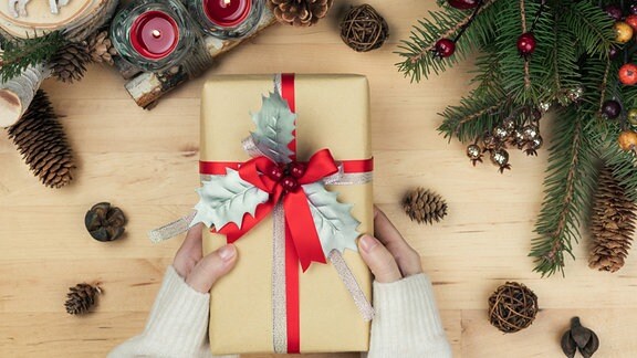 Weihnachtsdeko und weihnachtlich verpacktes Geschenk