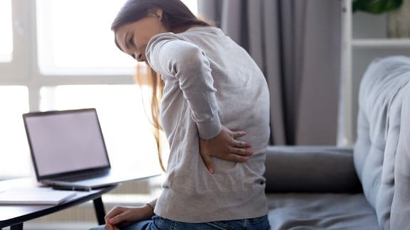 Frau mit Rückenschmerzen