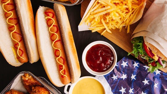 Verschiedenes Fast Food, z.B. Pommes, Burger und Hot Dogs