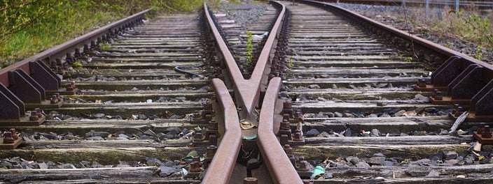 Gleise einer stillgelegten Bahnstrecke