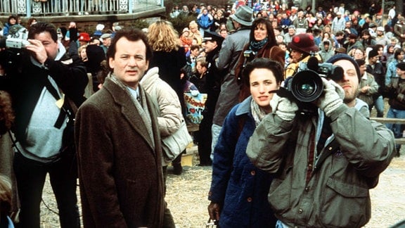 Phil Connors (li., BILL MURRAY) soll mit seiner Produzentin Rita Hanson (ANDIE MacDOWELL) sowie Kameramann Larry (CHRIS ELLIOTT) in dem Film "Und täglich grüßt das Murmeltier"