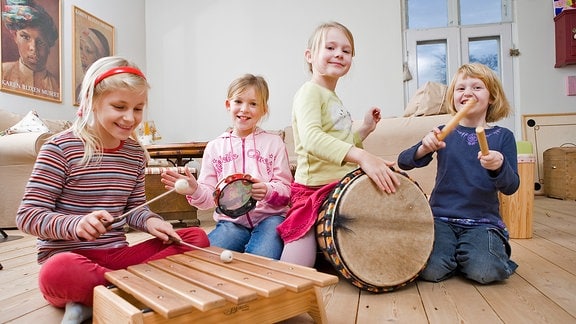 Vier Mädchen mit verschiedenen Instrumenten