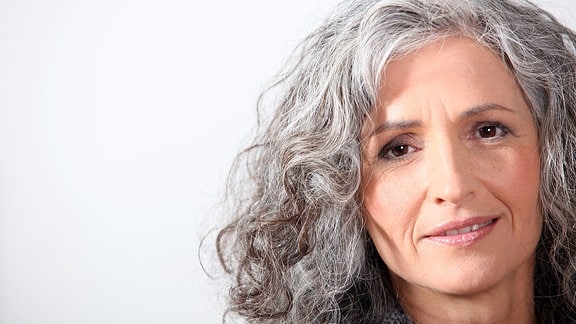 Porträt einer Frau mit grauen Haaren