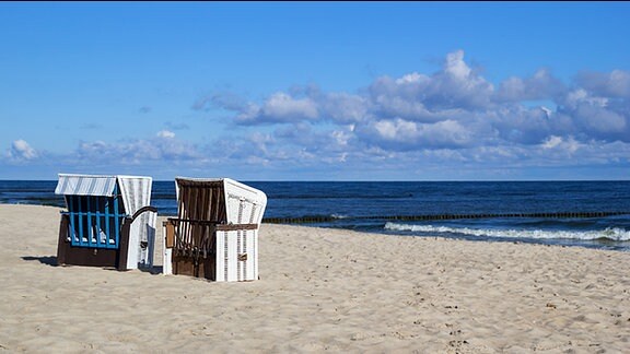 Zwei Strandkörbe am Stand an der Ostsee.