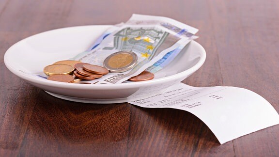 Trinkgeld und Rechnung auf einem Restauranttisch