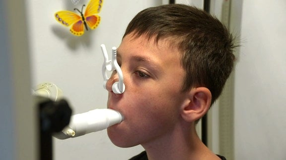 Junge macht einen Lungenvolumentest