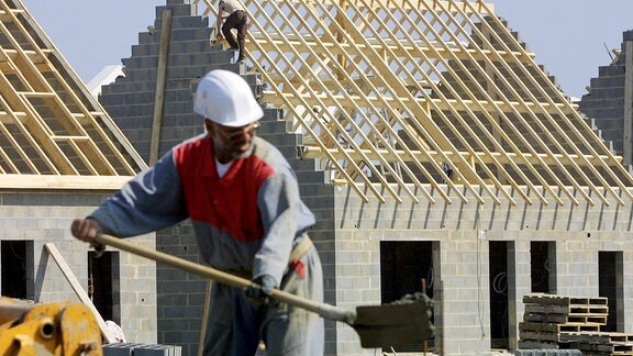 Arbeiter auf einer Eigenheim-Baustelle.