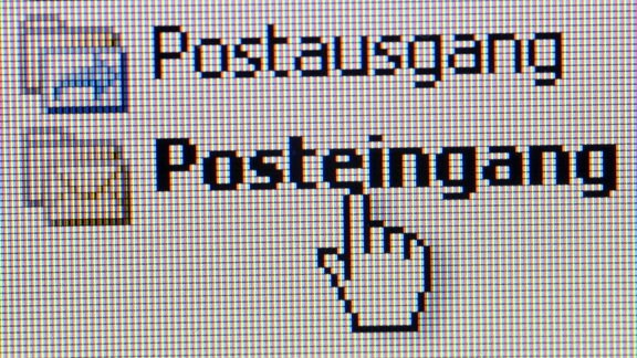 Ein Screenshot-Ausschnitt zeigt den Schriftzug "Posteingang" in einem E-Mail-Programm.