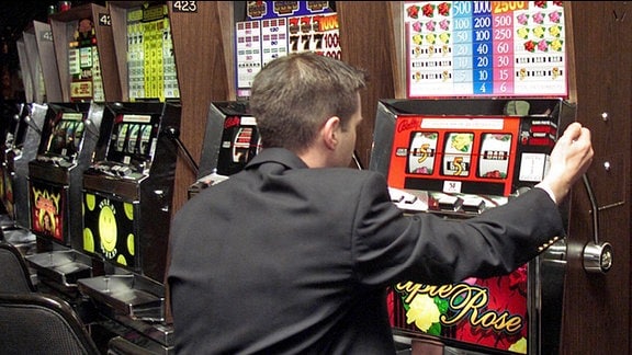 Ein Mann spielt an einem Spielautomat
