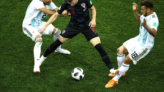 WM-Begegnung Argentinien gegen Kroatien ein Foto der Foulsezene von Ante Rebic gegen Argentiniens Salvio.