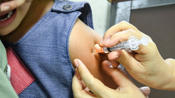 Kind bekommt eine Impfung.