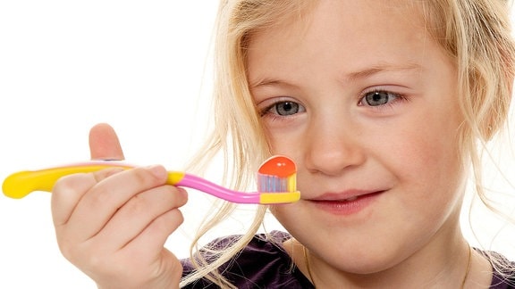 Kind beim Zähne putzen.